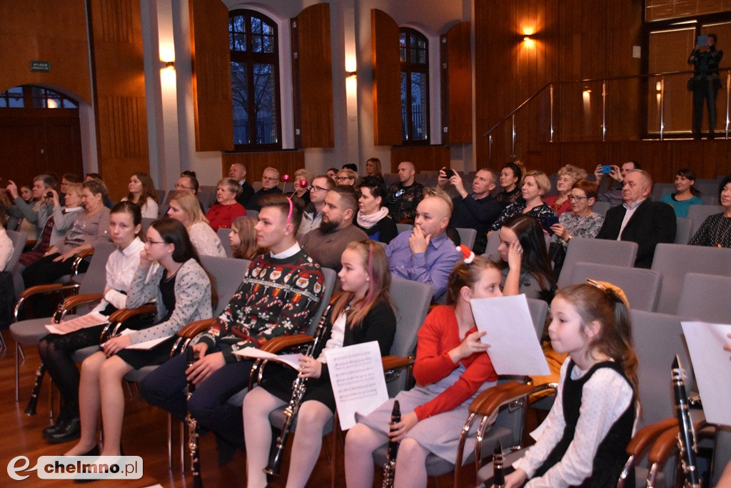 Nastrojowy koncert kolęd uczniów Państwowej Szkoły Muzycznej.