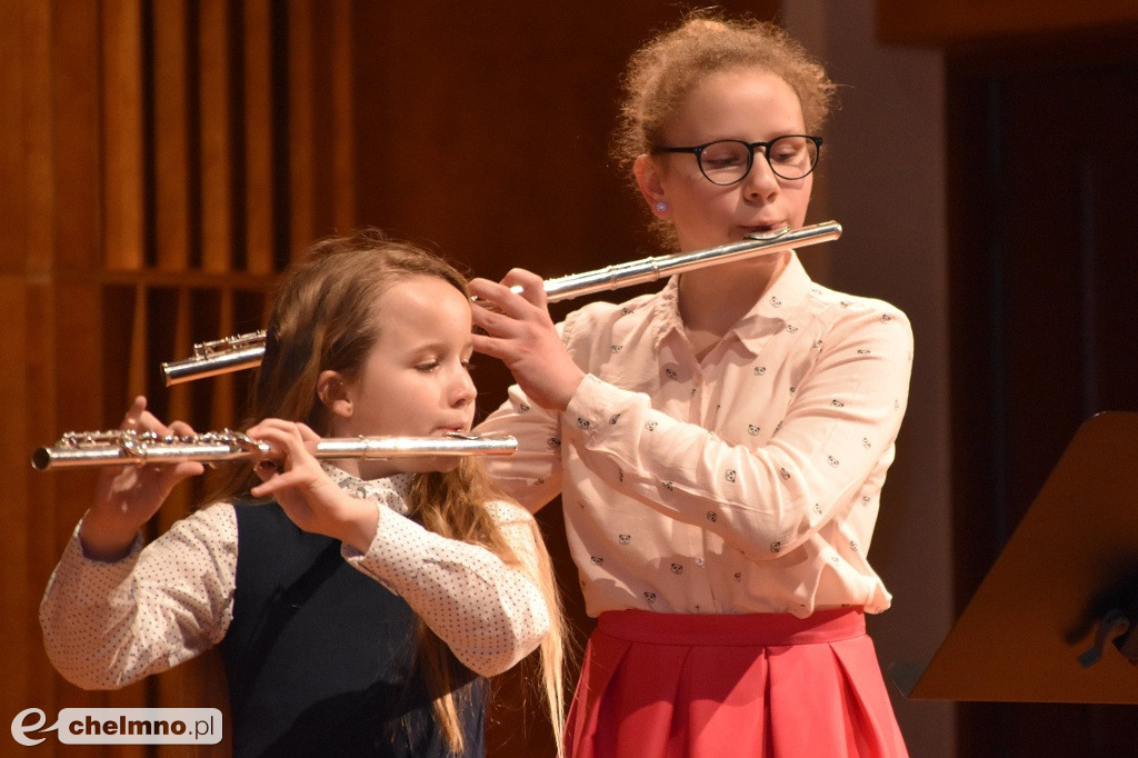 Nastrojowy koncert kolęd uczniów Państwowej Szkoły Muzycznej.