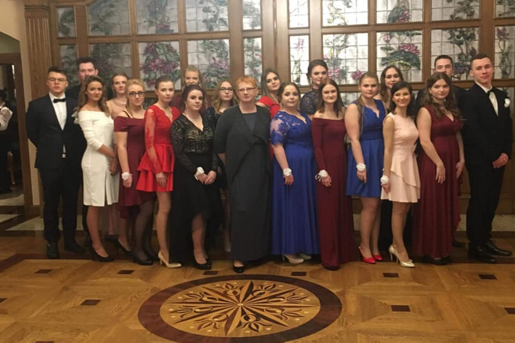 Piękne dziewczyny i przystojni panowie. Bal ZSO nr 1.