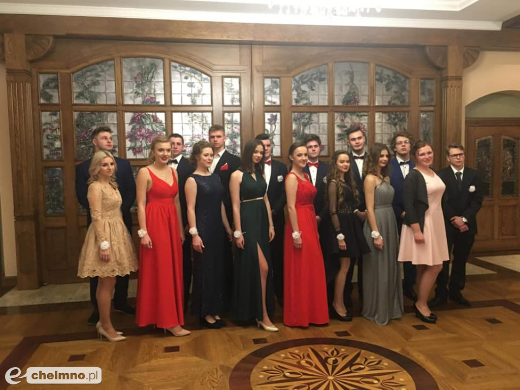 Piękne dziewczyny i przystojni panowie. Bal ZSO nr 1.