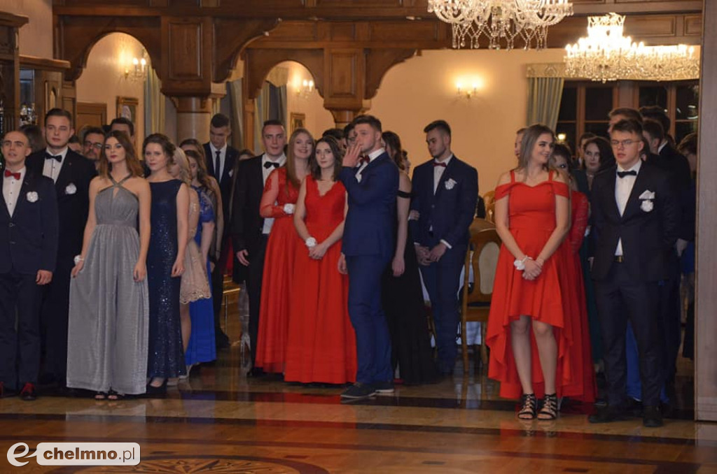 Piękne dziewczyny i przystojni panowie. Bal ZSO nr 1.