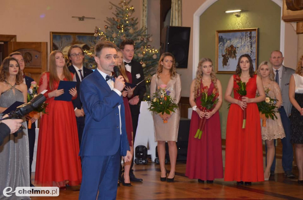 Piękne dziewczyny i przystojni panowie. Bal ZSO nr 1.