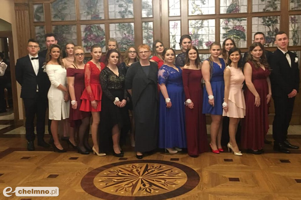 Piękne dziewczyny i przystojni panowie. Bal ZSO nr 1.