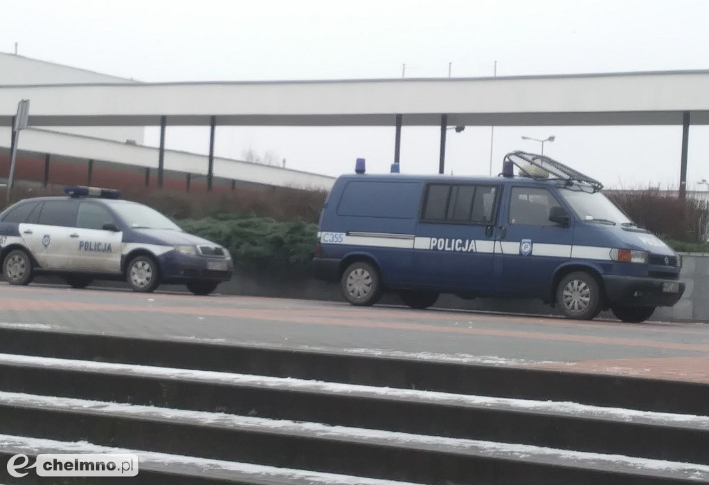 Policja z psami tropiącymi: alarm bombowy na UMK.