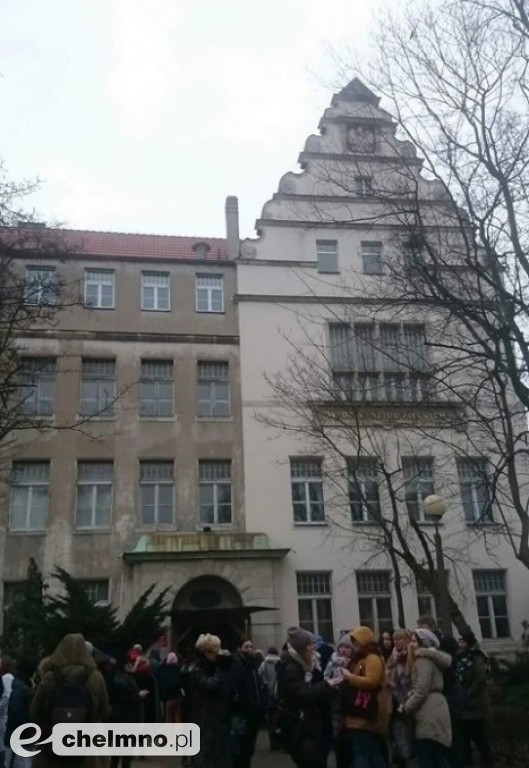 Policja z psami tropiącymi: alarm bombowy na UMK.
