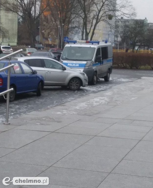 Policja z psami tropiącymi: alarm bombowy na UMK.
