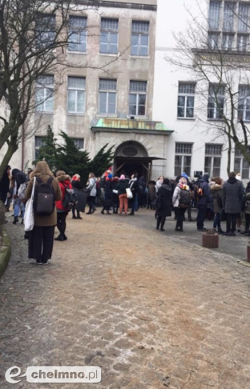 Policja z psami tropiącymi: alarm bombowy na UMK.