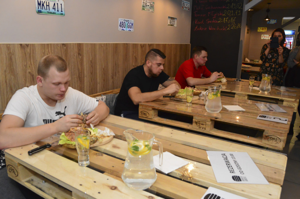 Chełmnianin był najlepszy w jedzeniu 2kg burgerów.