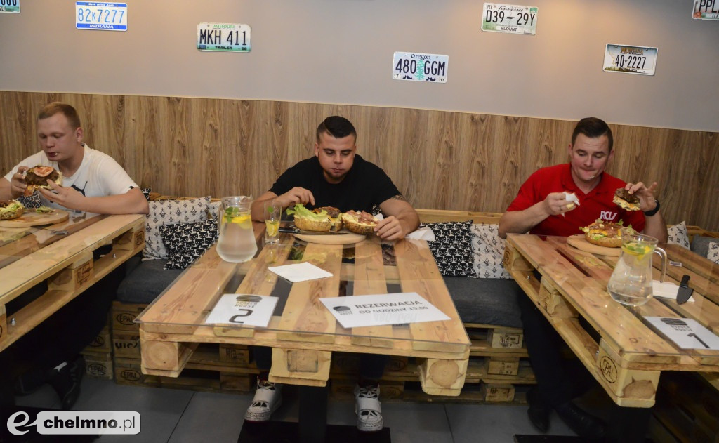 Chełmnianin był najlepszy w jedzeniu 2kg burgerów.