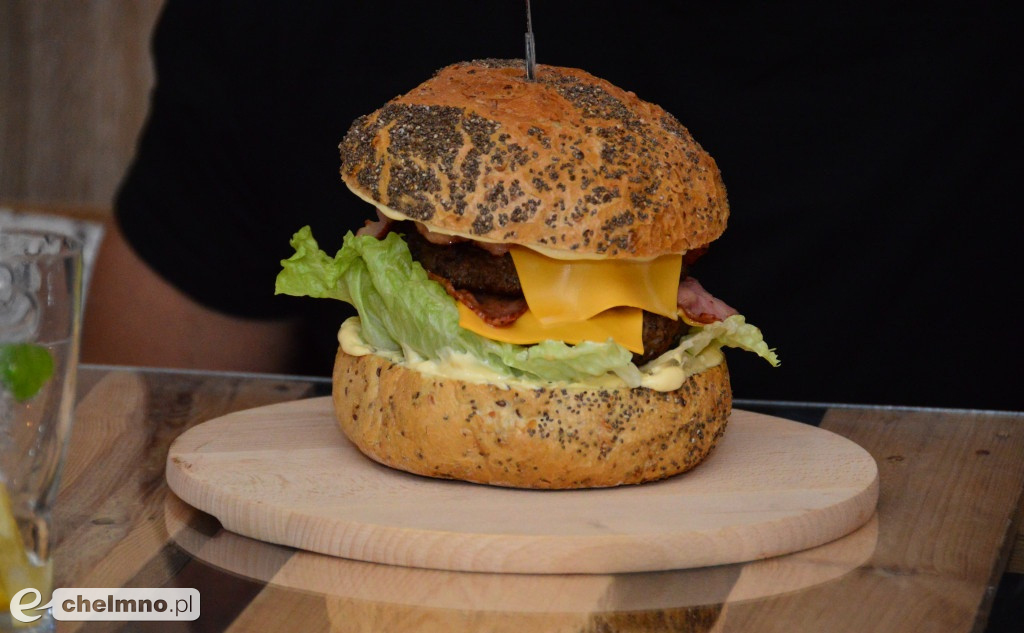 Chełmnianin był najlepszy w jedzeniu 2kg burgerów.
