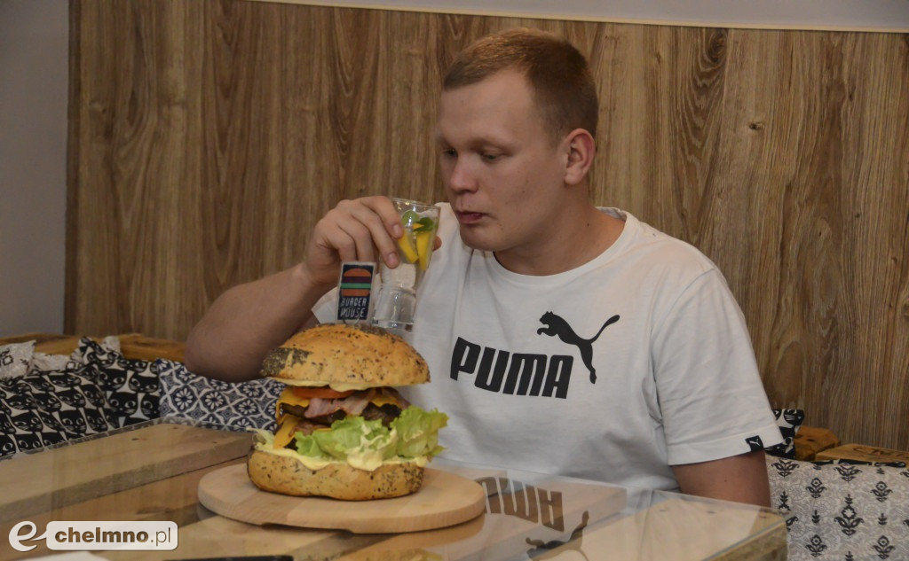 Chełmnianin był najlepszy w jedzeniu 2kg burgerów.