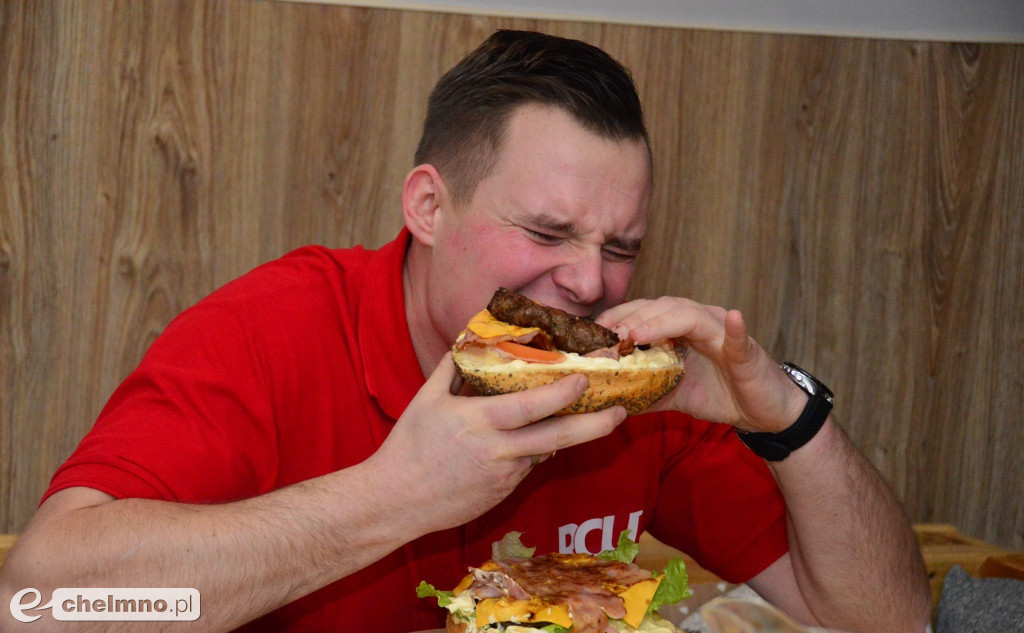 Chełmnianin był najlepszy w jedzeniu 2kg burgerów.