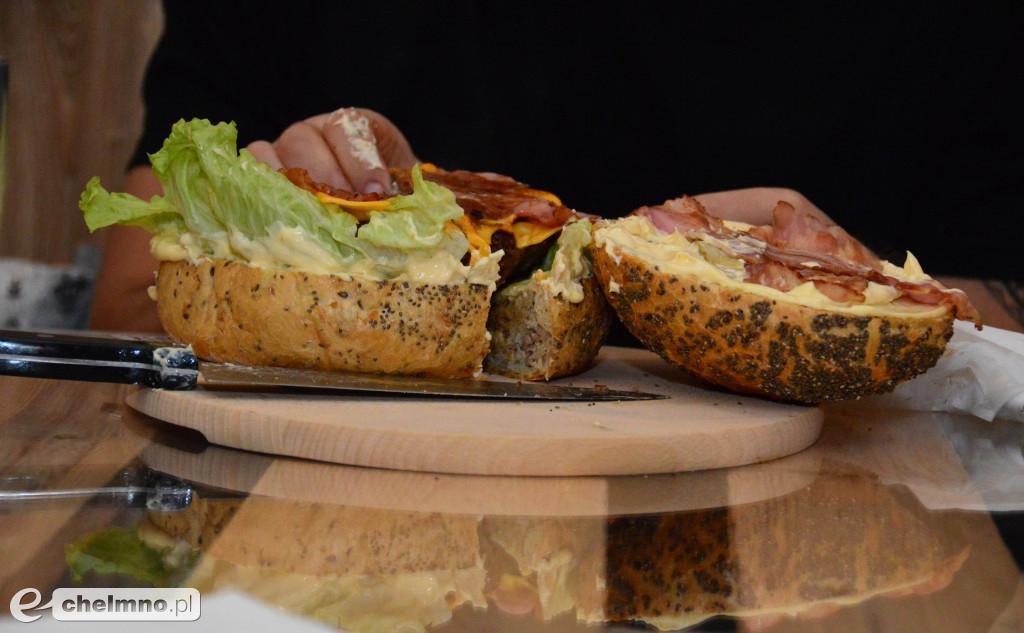 Chełmnianin był najlepszy w jedzeniu 2kg burgerów.