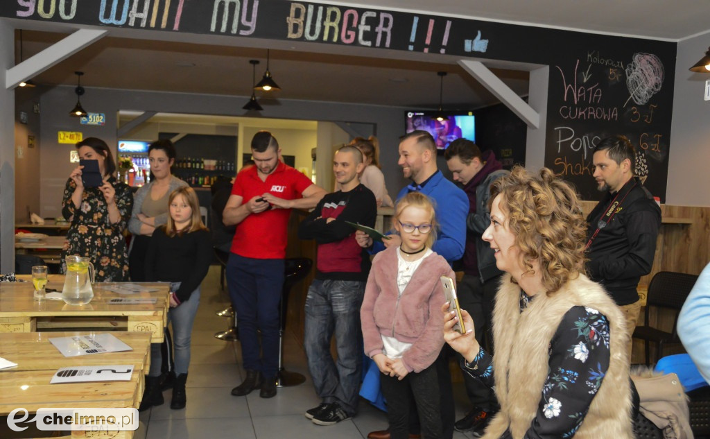 Chełmnianin był najlepszy w jedzeniu 2kg burgerów.