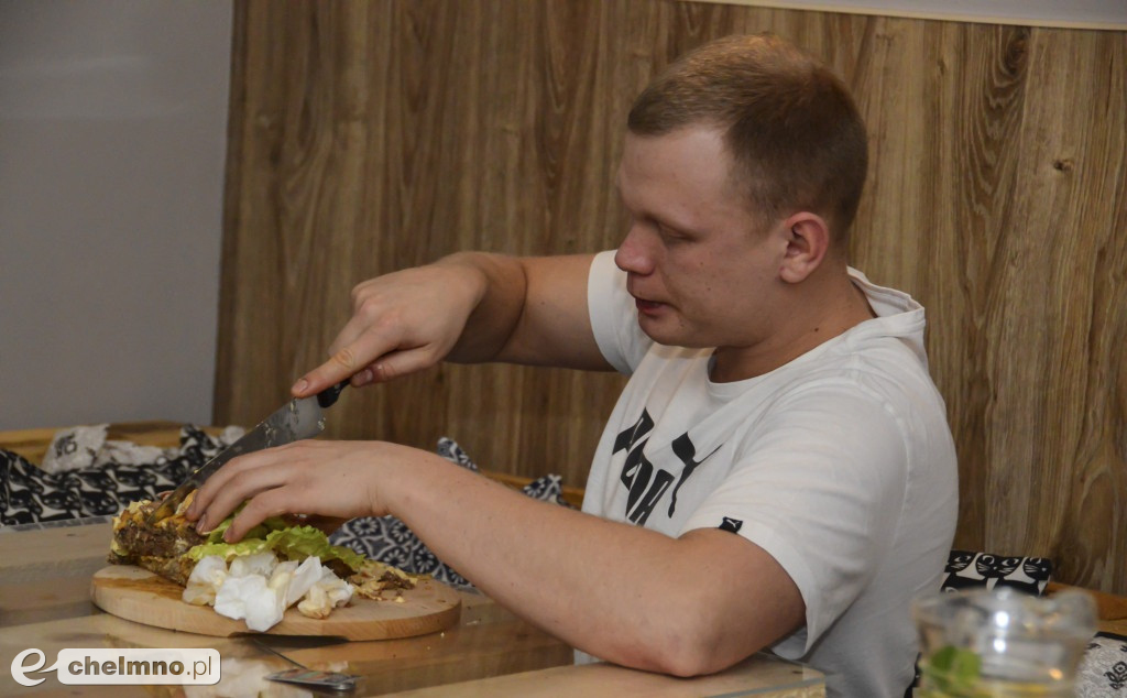 Chełmnianin był najlepszy w jedzeniu 2kg burgerów.