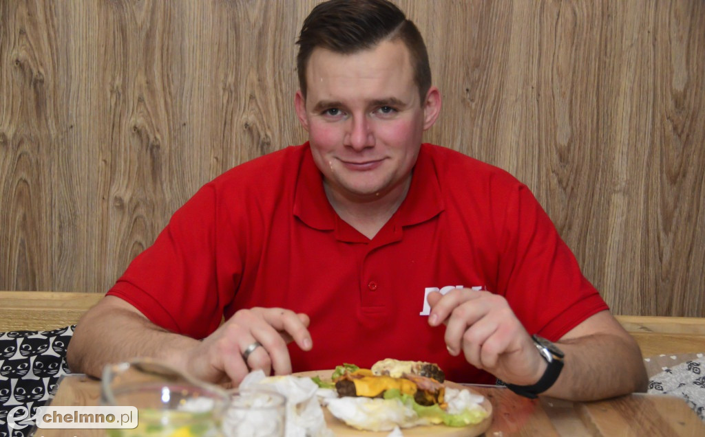 Chełmnianin był najlepszy w jedzeniu 2kg burgerów.