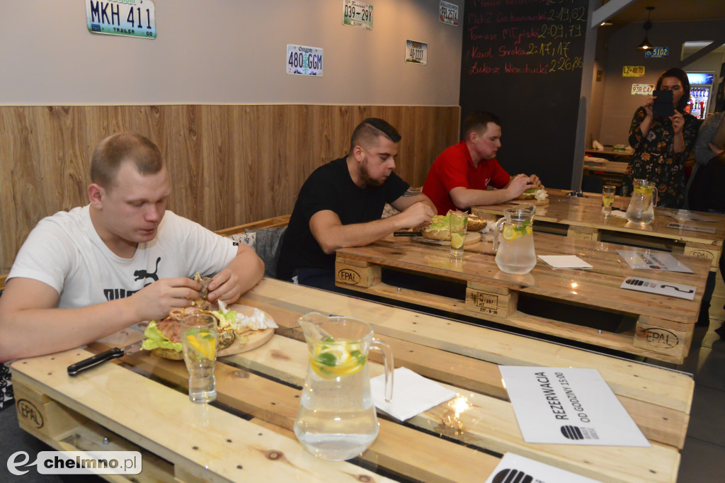 Chełmnianin był najlepszy w jedzeniu 2kg burgerów.