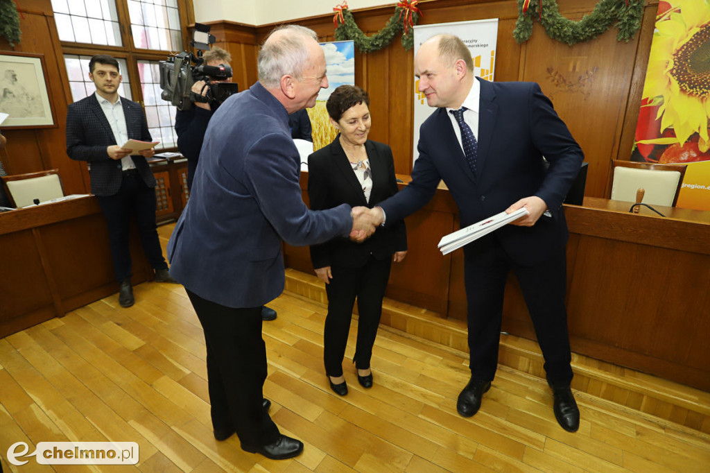 Umowy: infrastruktura, nowoczesny sprzęt i wsparcie dla biznesu.