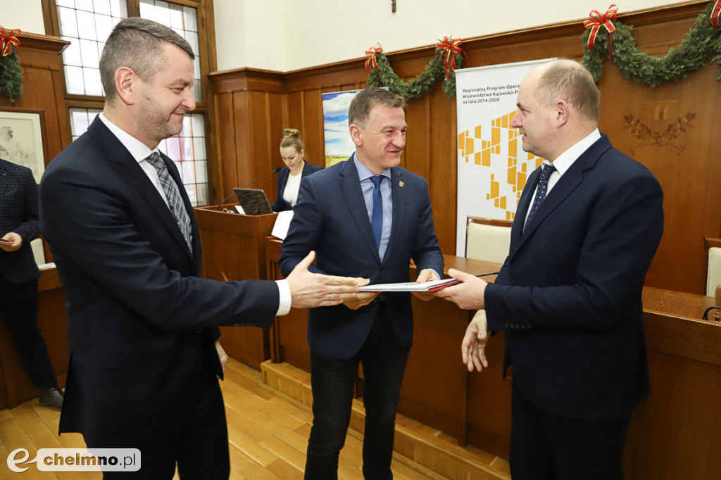 Umowy: infrastruktura, nowoczesny sprzęt i wsparcie dla biznesu.