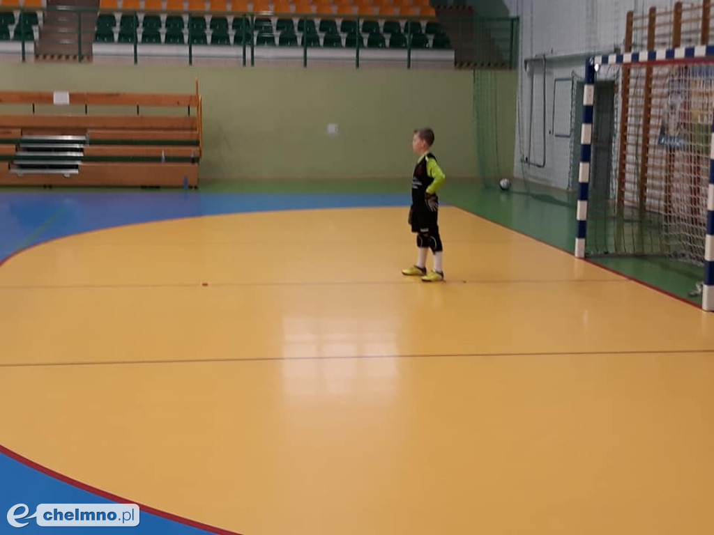 Młodzi piłkarze z UKS dali z siebie wszystko.