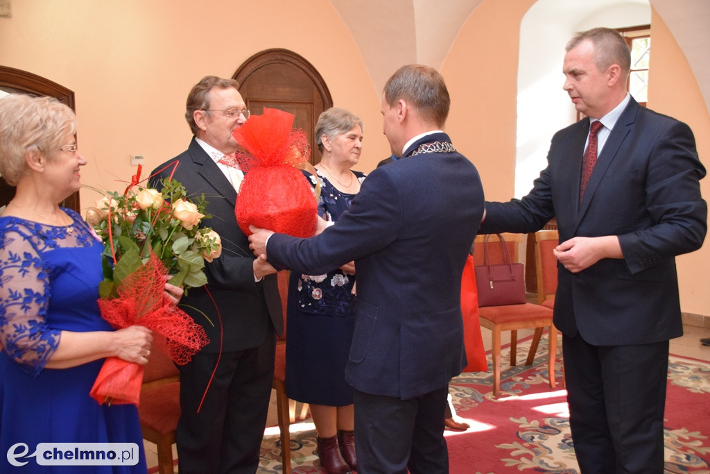 Medale dla Jubilatów obchodzących Złote Gody.