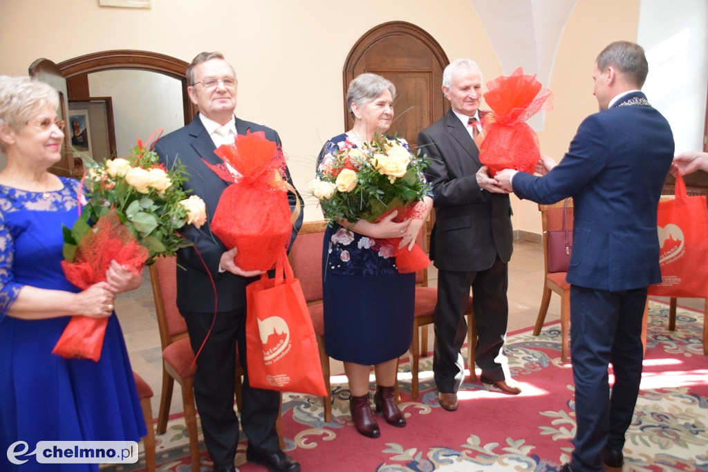 Medale dla Jubilatów obchodzących Złote Gody.