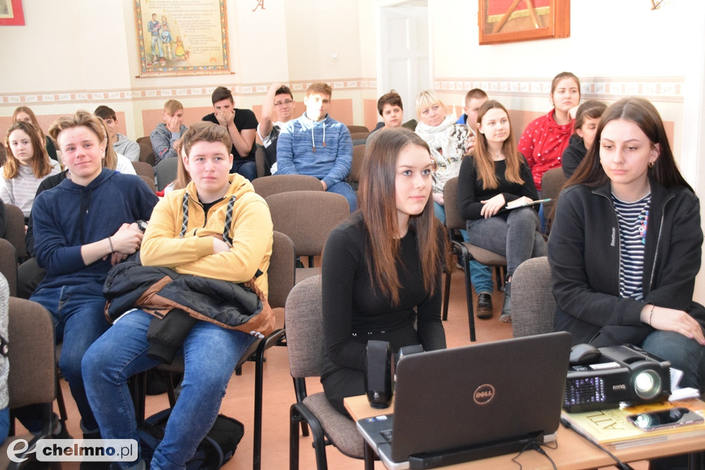 Prawa dziecka we współczesnym świecie: debata w SP nr2.
