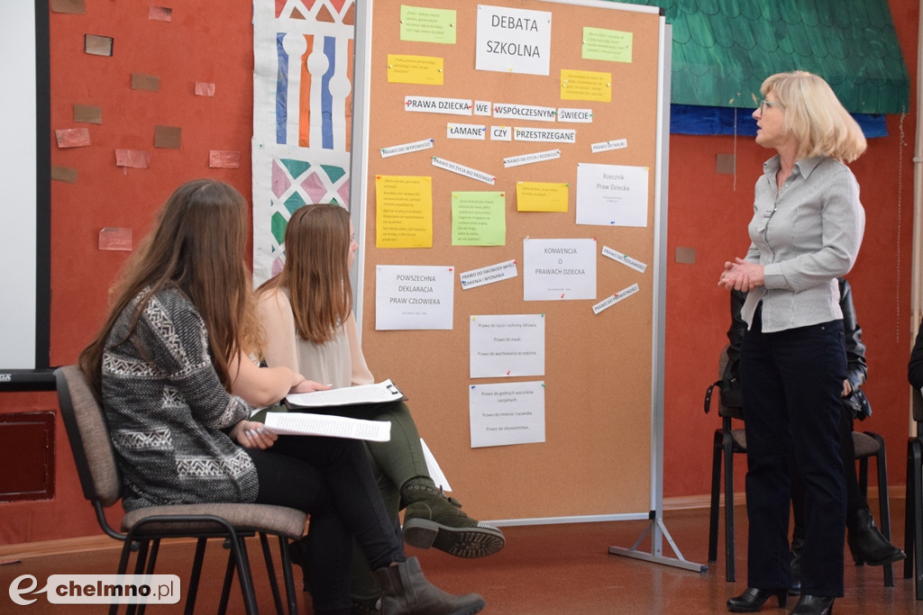 Prawa dziecka we współczesnym świecie: debata w SP nr2.