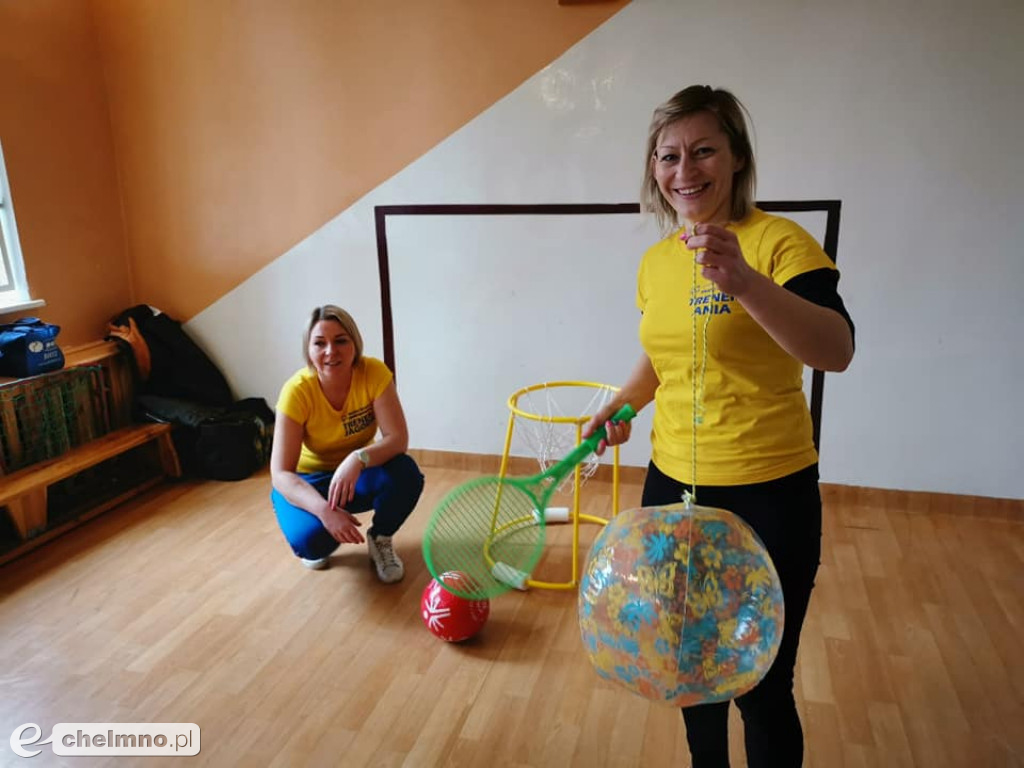 Młodzi sportowcy z uśmiechem pokonują przeszkody