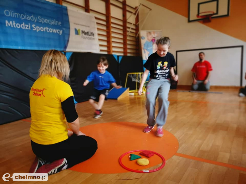 Młodzi sportowcy z uśmiechem pokonują przeszkody