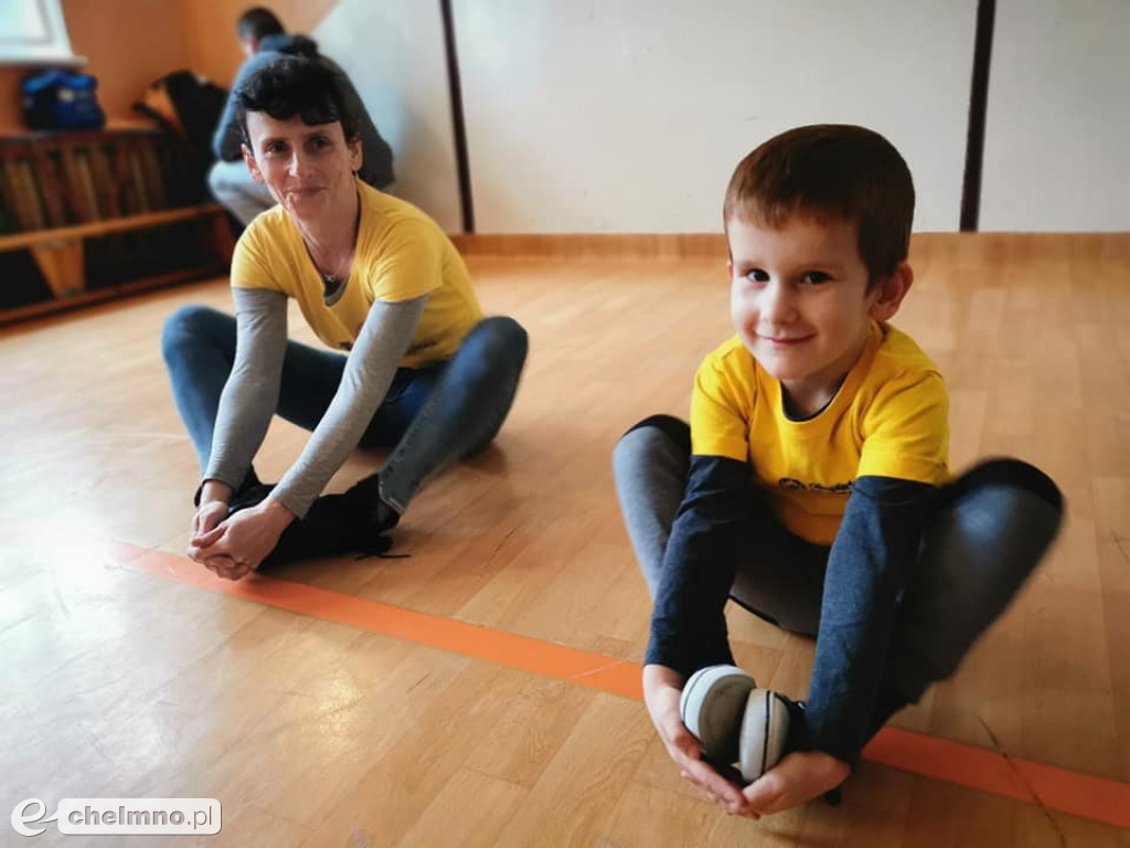 Młodzi sportowcy z uśmiechem pokonują przeszkody
