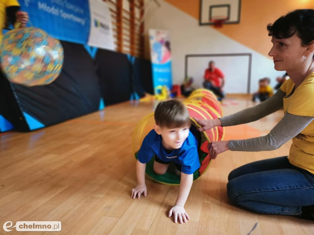 Młodzi sportowcy z uśmiechem pokonują przeszkody