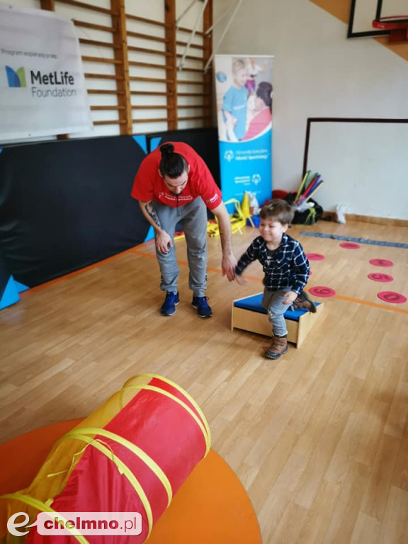Młodzi sportowcy z uśmiechem pokonują przeszkody
