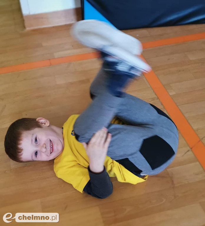 Młodzi sportowcy z uśmiechem pokonują przeszkody