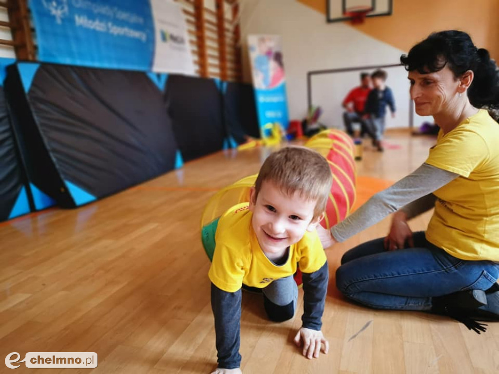 Młodzi sportowcy z uśmiechem pokonują przeszkody