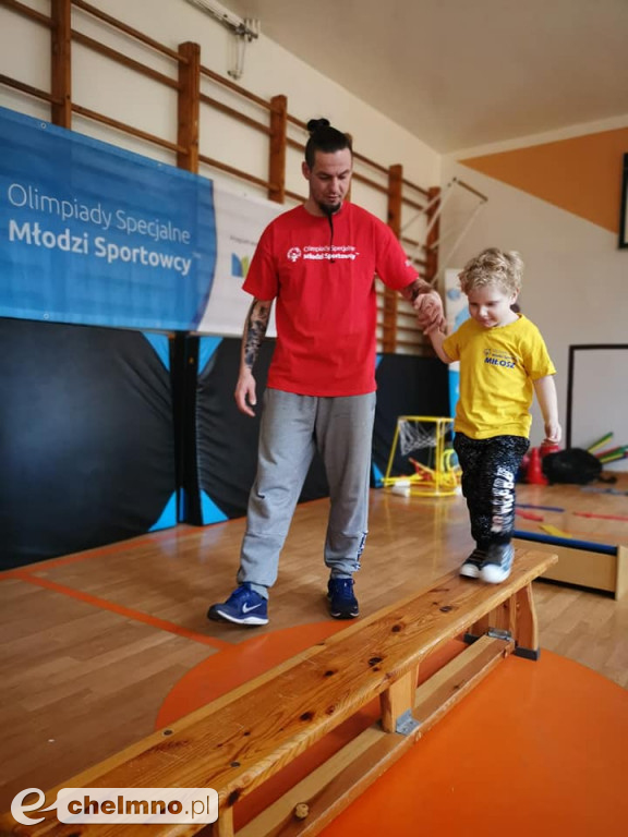 Młodzi sportowcy z uśmiechem pokonują przeszkody
