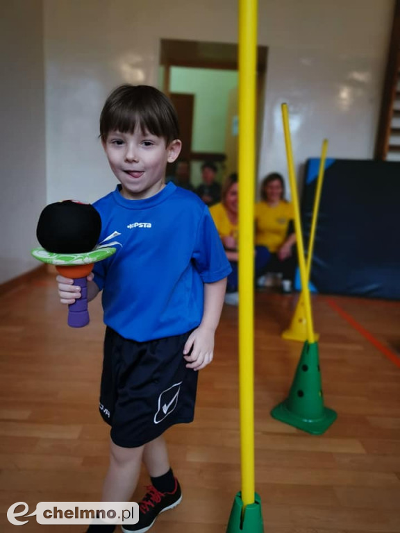 Młodzi sportowcy z uśmiechem pokonują przeszkody