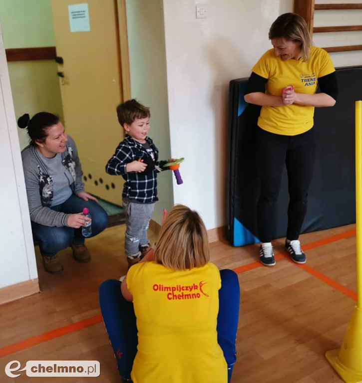 Młodzi sportowcy z uśmiechem pokonują przeszkody