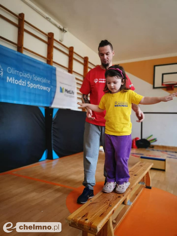 Młodzi sportowcy z uśmiechem pokonują przeszkody