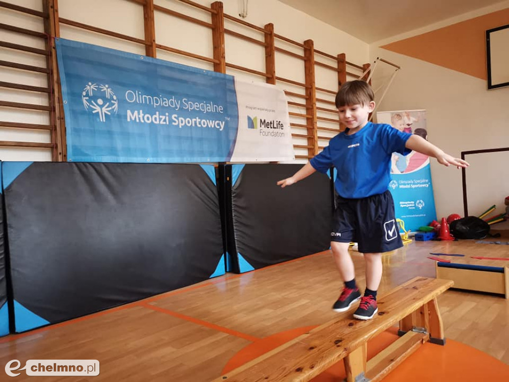 Młodzi sportowcy z uśmiechem pokonują przeszkody