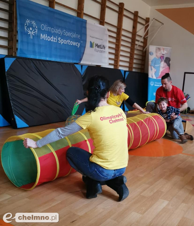 Młodzi sportowcy z uśmiechem pokonują przeszkody