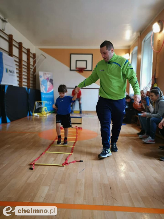 Młodzi sportowcy z uśmiechem pokonują przeszkody