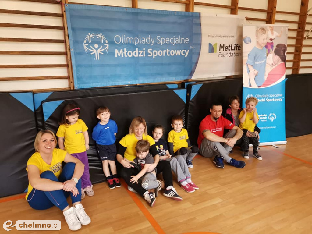 Młodzi sportowcy z uśmiechem pokonują przeszkody
