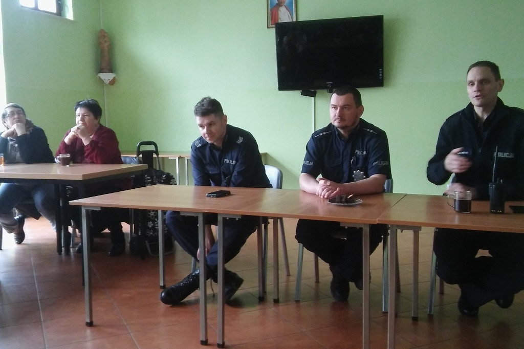 Pamiętają o Seniorach! Policjanci w Klubiku Seniora