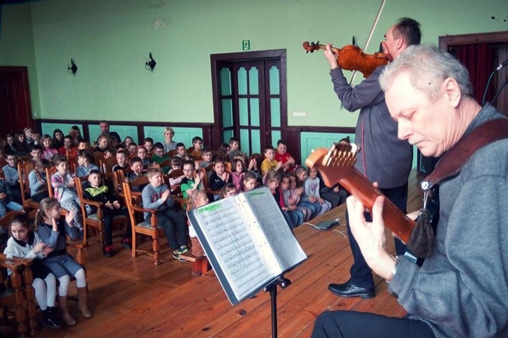 Koncert muzyki klasycznej i lekcje bandażowania