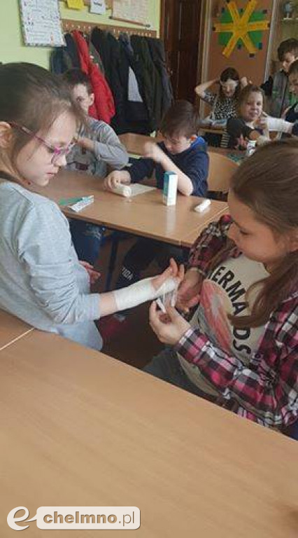 Koncert muzyki klasycznej i lekcje bandażowania