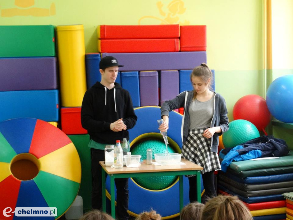 Pokazy fizyczno - chemiczne w Czwórce