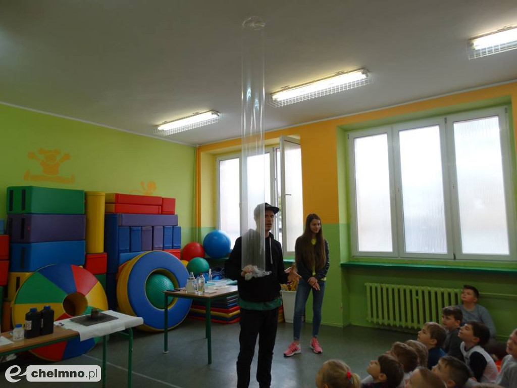Pokazy fizyczno - chemiczne w Czwórce