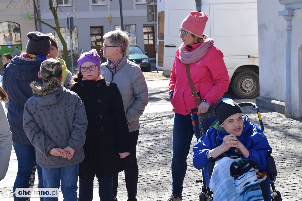 Niebo nad Ratuszem pełne niebieskich balonów