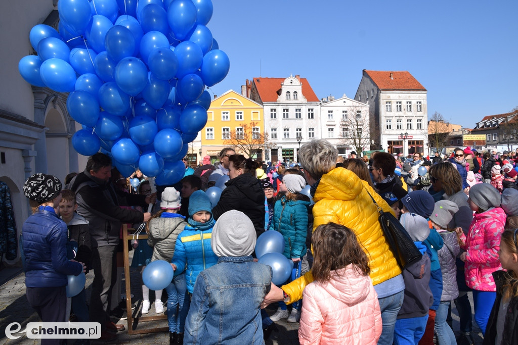 Niebo nad Ratuszem pełne niebieskich balonów